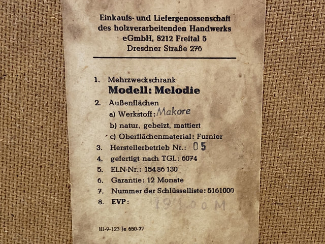 WMK I Stilvolle und sehr gut erhaltene helle Mid-Century Kommode mit Vitrine und Schiebetüren