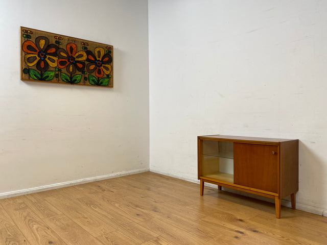 WMK I Stilvolle und sehr gut erhaltene helle Mid-Century Kommode mit Vitrine und Schiebetüren