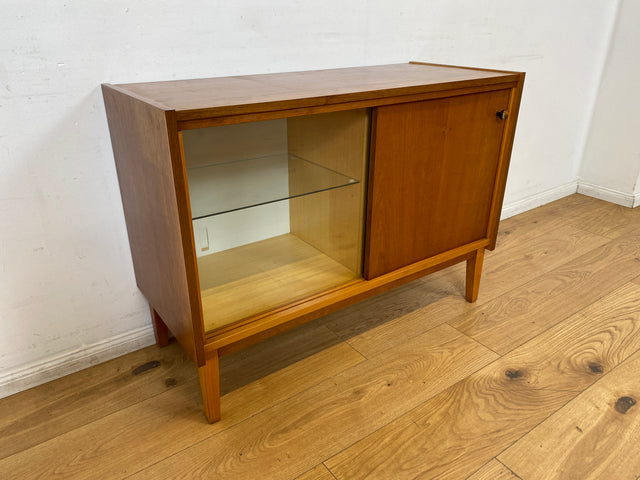 WMK I Stilvolle und sehr gut erhaltene helle Mid-Century Kommode mit Vitrine und Schiebetüren