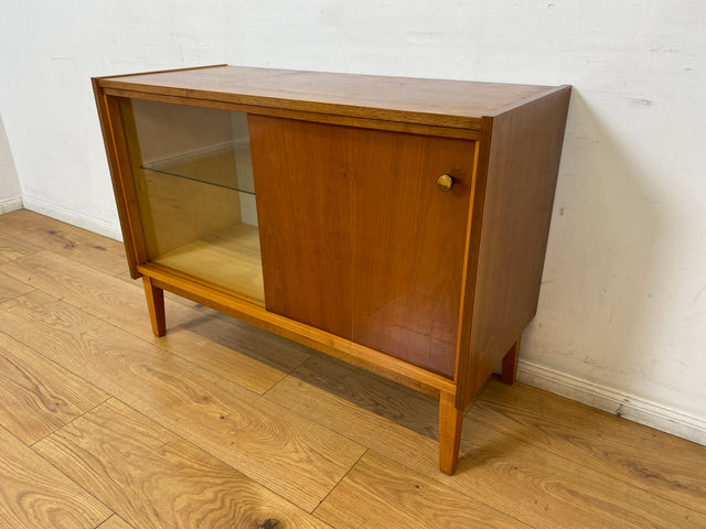 WMK I Stilvolle und sehr gut erhaltene helle Mid-Century Kommode mit Vitrine und Schiebetüren