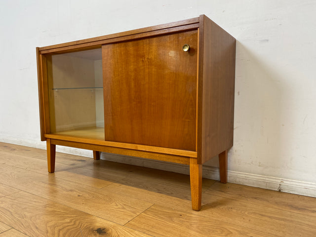 WMK I Stilvolle und sehr gut erhaltene helle Mid-Century Kommode mit Vitrine und Schiebetüren