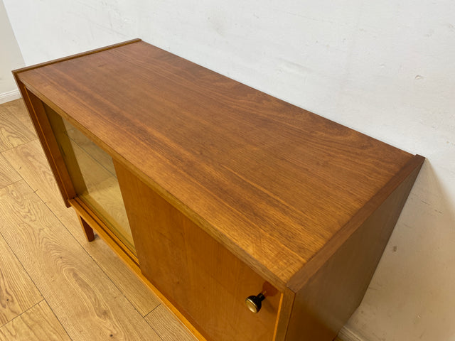 WMK I Stilvolle und sehr gut erhaltene helle Mid-Century Kommode mit Vitrine und Schiebetüren