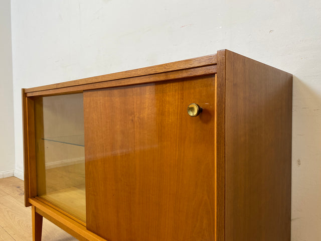 WMK I Stilvolle und sehr gut erhaltene helle Mid-Century Kommode mit Vitrine und Schiebetüren