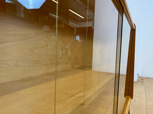 Formschöne helle Mid-Century Vitrine aus vollem Holz mit original Gläsern I Büchervitrine Bücherschrank Bücherregal Regal Kommode Sideboard Glasvitrine Vintage 50er 60er I