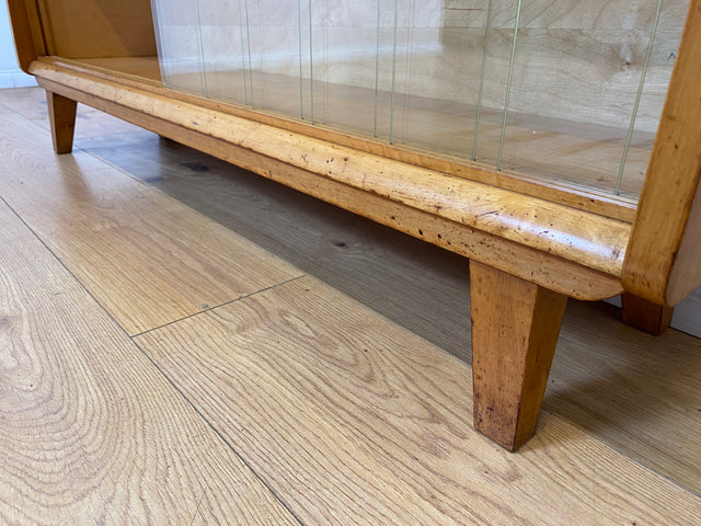Formschöne helle Mid-Century Vitrine aus vollem Holz mit original Gläsern I Büchervitrine Bücherschrank Bücherregal Regal Kommode Sideboard Glasvitrine Vintage 50er 60er I