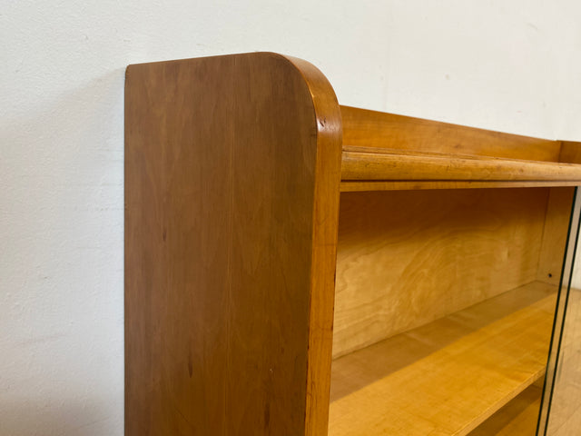 Formschöne helle Mid-Century Vitrine aus vollem Holz mit original Gläsern I Büchervitrine Bücherschrank Bücherregal Regal Kommode Sideboard Glasvitrine Vintage 50er 60er I