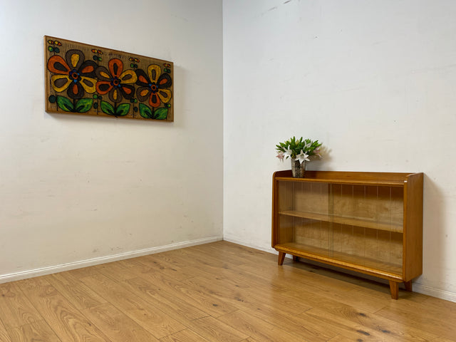 Formschöne helle Mid-Century Vitrine aus vollem Holz mit original Gläsern I Büchervitrine Bücherschrank Bücherregal Regal Kommode Sideboard Glasvitrine Vintage 50er 60er I