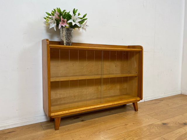 Formschöne helle Mid-Century Vitrine aus vollem Holz mit original Gläsern I Büchervitrine Bücherschrank Bücherregal Regal Kommode Sideboard Glasvitrine Vintage 50er 60er I