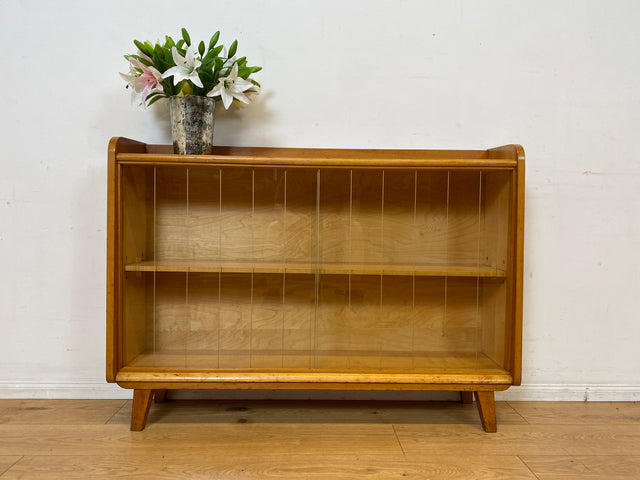 Formschöne helle Mid-Century Vitrine aus vollem Holz mit original Gläsern I Büchervitrine Bücherschrank Bücherregal Regal Kommode Sideboard Glasvitrine Vintage 50er 60er I