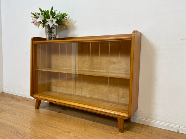 Formschöne helle Mid-Century Vitrine aus vollem Holz mit original Gläsern I Büchervitrine Bücherschrank Bücherregal Regal Kommode Sideboard Glasvitrine Vintage 50er 60er I