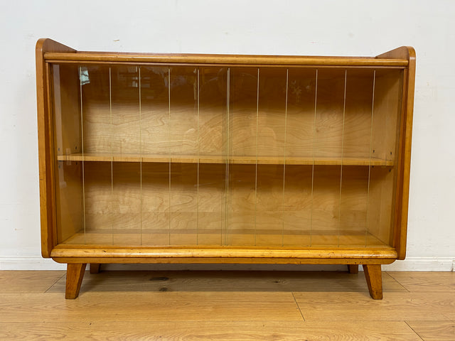 Formschöne helle Mid-Century Vitrine aus vollem Holz mit original Gläsern I Büchervitrine Bücherschrank Bücherregal Regal Kommode Sideboard Glasvitrine Vintage 50er 60er I