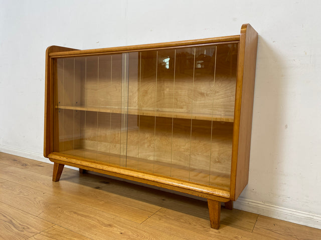 Formschöne helle Mid-Century Vitrine aus vollem Holz mit original Gläsern I Büchervitrine Bücherschrank Bücherregal Regal Kommode Sideboard Glasvitrine Vintage 50er 60er I
