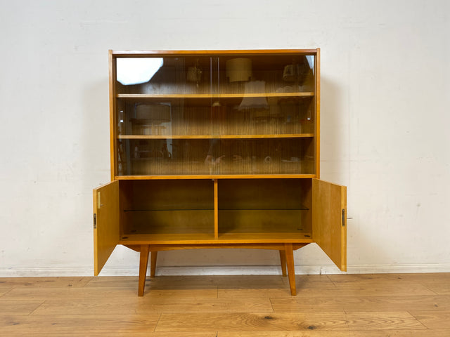 Stilvolle helle Mid-Century Vitrine aus 1964 mit zeittypischen konischen Füßen I Highboard Glasvitrine Bücherschrank Büchervitrine Sideboard Schrank Vintage Retro 60er I