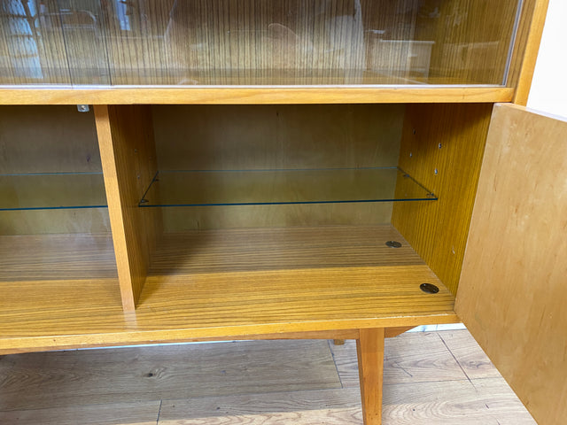 Stilvolle helle Mid-Century Vitrine aus 1964 mit zeittypischen konischen Füßen I Highboard Glasvitrine Bücherschrank Büchervitrine Sideboard Schrank Vintage Retro 60er I