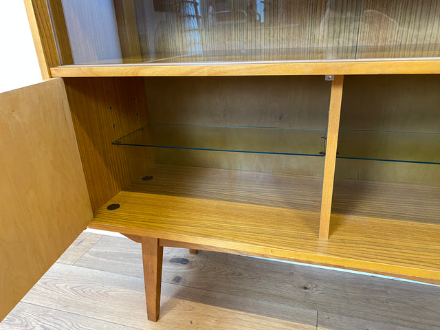Stilvolle helle Mid-Century Vitrine aus 1964 mit zeittypischen konischen Füßen I Highboard Glasvitrine Bücherschrank Büchervitrine Sideboard Schrank Vintage Retro 60er I