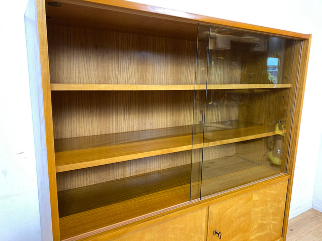 Stilvolle helle Mid-Century Vitrine aus 1964 mit zeittypischen konischen Füßen I Highboard Glasvitrine Bücherschrank Büchervitrine Sideboard Schrank Vintage Retro 60er I