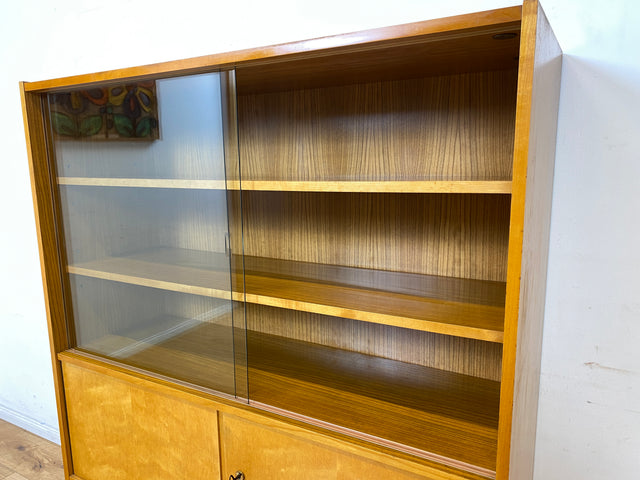 Stilvolle helle Mid-Century Vitrine aus 1964 mit zeittypischen konischen Füßen I Highboard Glasvitrine Bücherschrank Büchervitrine Sideboard Schrank Vintage Retro 60er I