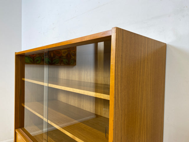 Stilvolle helle Mid-Century Vitrine aus 1964 mit zeittypischen konischen Füßen I Highboard Glasvitrine Bücherschrank Büchervitrine Sideboard Schrank Vintage Retro 60er I