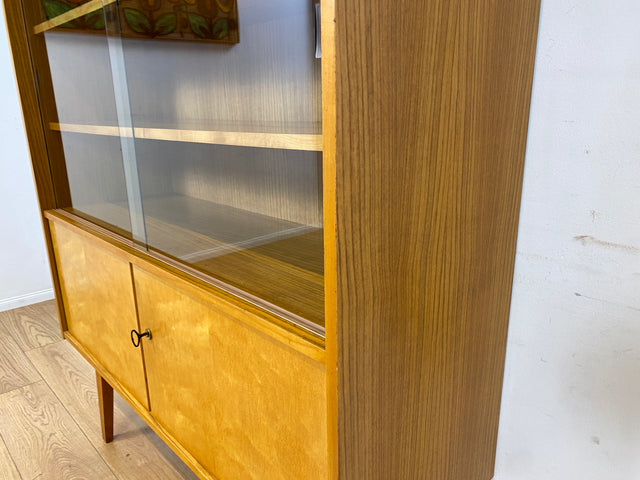 Stilvolle helle Mid-Century Vitrine aus 1964 mit zeittypischen konischen Füßen I Highboard Glasvitrine Bücherschrank Büchervitrine Sideboard Schrank Vintage Retro 60er I