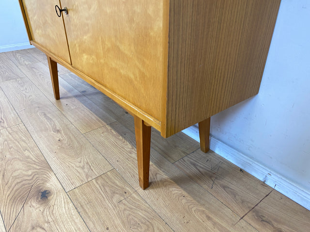 Stilvolle helle Mid-Century Vitrine aus 1964 mit zeittypischen konischen Füßen I Highboard Glasvitrine Bücherschrank Büchervitrine Sideboard Schrank Vintage Retro 60er I