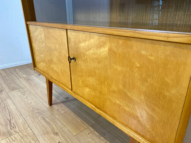 Stilvolle helle Mid-Century Vitrine aus 1964 mit zeittypischen konischen Füßen I Highboard Glasvitrine Bücherschrank Büchervitrine Sideboard Schrank Vintage Retro 60er I