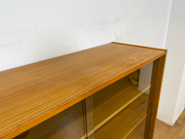 Stilvolle helle Mid-Century Vitrine aus 1964 mit zeittypischen konischen Füßen I Highboard Glasvitrine Bücherschrank Büchervitrine Sideboard Schrank Vintage Retro 60er I