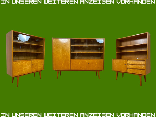 Stilvolle helle Mid-Century Vitrine aus 1964 mit zeittypischen konischen Füßen I Highboard Glasvitrine Bücherschrank Büchervitrine Sideboard Schrank Vintage Retro 60er I