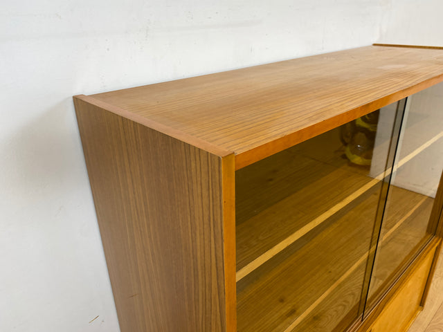 Stilvolle helle Mid-Century Vitrine aus 1964 mit zeittypischen konischen Füßen I Highboard Glasvitrine Bücherschrank Büchervitrine Sideboard Schrank Vintage Retro 60er I