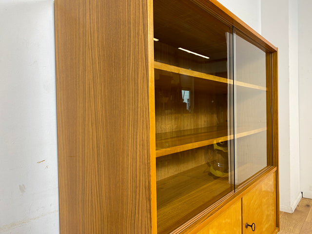 Stilvolle helle Mid-Century Vitrine aus 1964 mit zeittypischen konischen Füßen I Highboard Glasvitrine Bücherschrank Büchervitrine Sideboard Schrank Vintage Retro 60er I