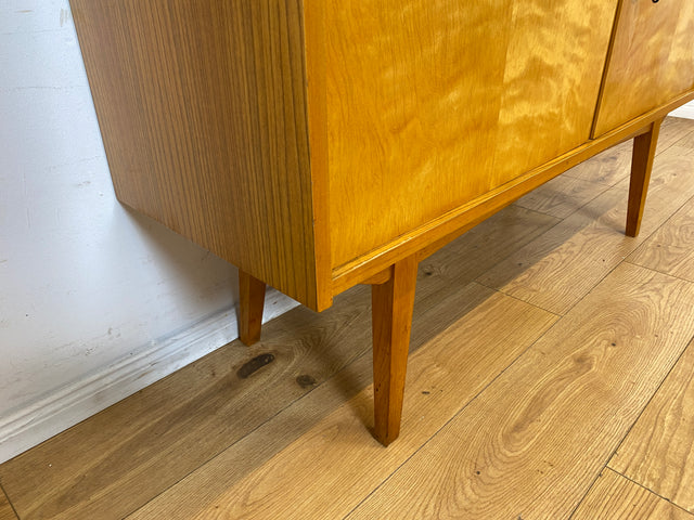 Stilvolle helle Mid-Century Vitrine aus 1964 mit zeittypischen konischen Füßen I Highboard Glasvitrine Bücherschrank Büchervitrine Sideboard Schrank Vintage Retro 60er I