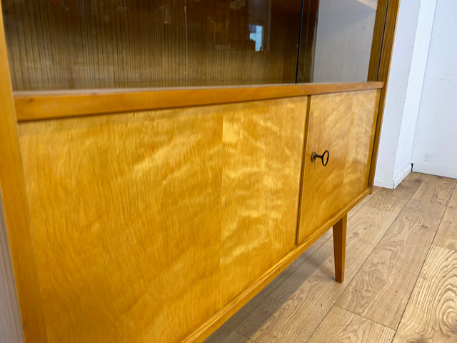 Stilvolle helle Mid-Century Vitrine aus 1964 mit zeittypischen konischen Füßen I Highboard Glasvitrine Bücherschrank Büchervitrine Sideboard Schrank Vintage Retro 60er I