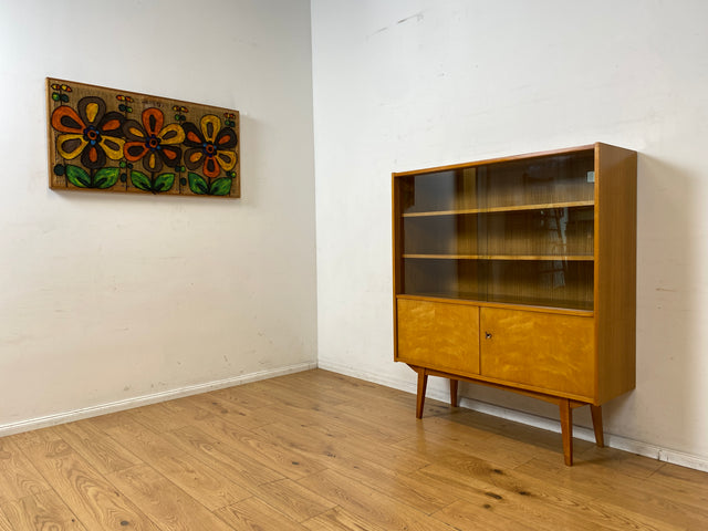 Stilvolle helle Mid-Century Vitrine aus 1964 mit zeittypischen konischen Füßen I Highboard Glasvitrine Bücherschrank Büchervitrine Sideboard Schrank Vintage Retro 60er I