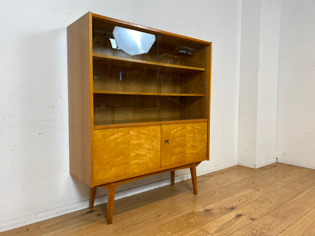 Stilvolle helle Mid-Century Vitrine aus 1964 mit zeittypischen konischen Füßen I Highboard Glasvitrine Bücherschrank Büchervitrine Sideboard Schrank Vintage Retro 60er I