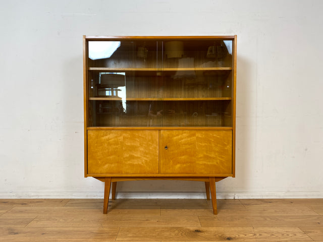 Stilvolle helle Mid-Century Vitrine aus 1964 mit zeittypischen konischen Füßen I Highboard Glasvitrine Bücherschrank Büchervitrine Sideboard Schrank Vintage Retro 60er I