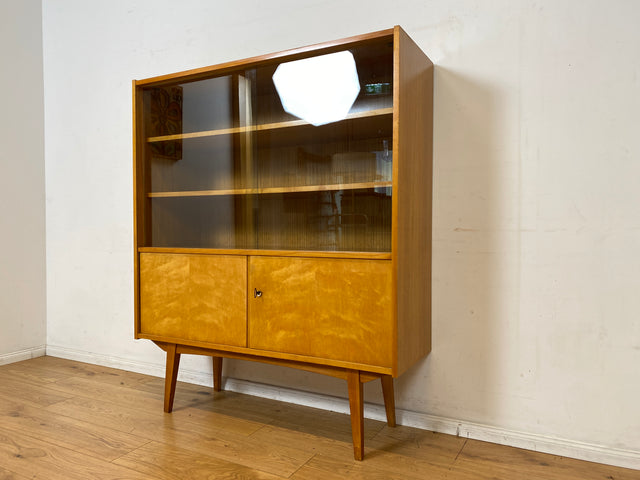 Stilvolle helle Mid-Century Vitrine aus 1964 mit zeittypischen konischen Füßen I Highboard Glasvitrine Bücherschrank Büchervitrine Sideboard Schrank Vintage Retro 60er I