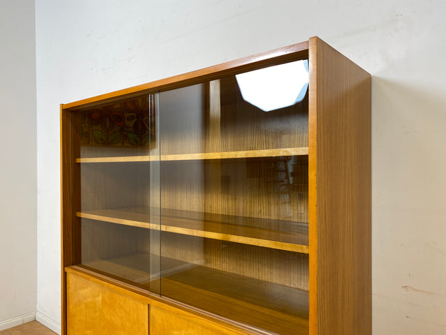 Stilvolle helle Mid-Century Vitrine aus 1964 mit zeittypischen konischen Füßen I Highboard Glasvitrine Bücherschrank Büchervitrine Sideboard Schrank Vintage Retro 60er I