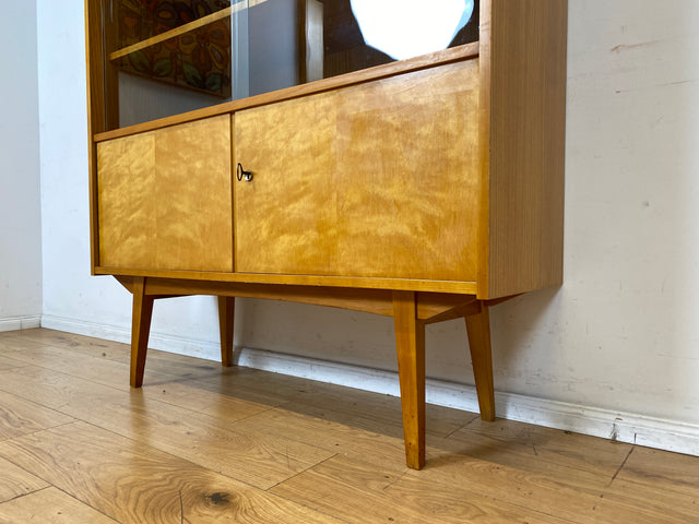 Stilvolle helle Mid-Century Vitrine aus 1964 mit zeittypischen konischen Füßen I Highboard Glasvitrine Bücherschrank Büchervitrine Sideboard Schrank Vintage Retro 60er I