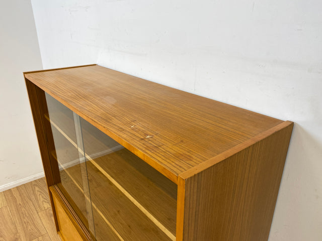 Stilvolle helle Mid-Century Vitrine aus 1964 mit zeittypischen konischen Füßen I Highboard Glasvitrine Bücherschrank Büchervitrine Sideboard Schrank Vintage Retro 60er I
