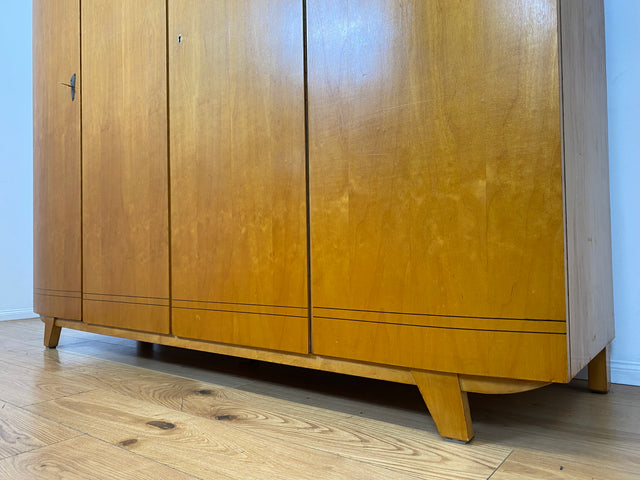 Formschöner heller 50er Jahre Kleiderschrank aus vollem Holz mit perfekter Aufteilung I Schrank Schlafzimmerschrank Wäscheschrank Wardrobe Mid-Century 60er Vintage Retro I