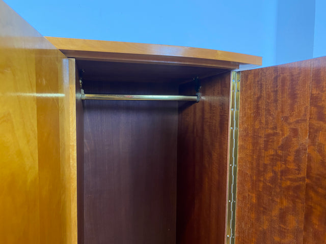 Formschöner heller 50er Jahre Kleiderschrank aus vollem Holz mit perfekter Aufteilung I Schrank Schlafzimmerschrank Wäscheschrank Wardrobe Mid-Century 60er Vintage Retro I