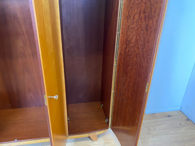 Formschöner heller 50er Jahre Kleiderschrank aus vollem Holz mit perfekter Aufteilung I Schrank Schlafzimmerschrank Wäscheschrank Wardrobe Mid-Century 60er Vintage Retro I
