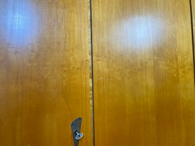 Formschöner heller 50er Jahre Kleiderschrank aus vollem Holz mit perfekter Aufteilung I Schrank Schlafzimmerschrank Wäscheschrank Wardrobe Mid-Century 60er Vintage Retro I