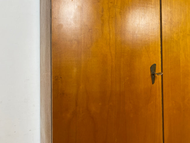 Formschöner heller 50er Jahre Kleiderschrank aus vollem Holz mit perfekter Aufteilung I Schrank Schlafzimmerschrank Wäscheschrank Wardrobe Mid-Century 60er Vintage Retro I