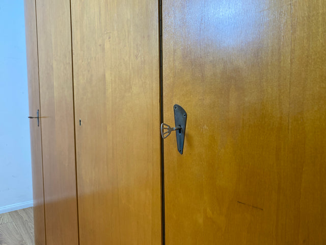 Formschöner heller 50er Jahre Kleiderschrank aus vollem Holz mit perfekter Aufteilung I Schrank Schlafzimmerschrank Wäscheschrank Wardrobe Mid-Century 60er Vintage Retro I