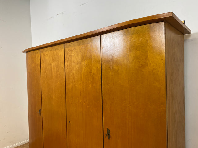 Formschöner heller 50er Jahre Kleiderschrank aus vollem Holz mit perfekter Aufteilung I Schrank Schlafzimmerschrank Wäscheschrank Wardrobe Mid-Century 60er Vintage Retro I
