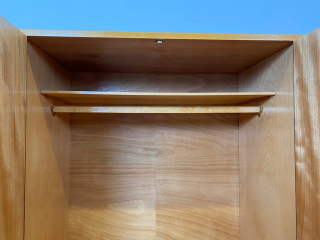 WMK I Minimalistischer heller 60er Jahre Kleiderschrank mit sehr guter Aufteilung