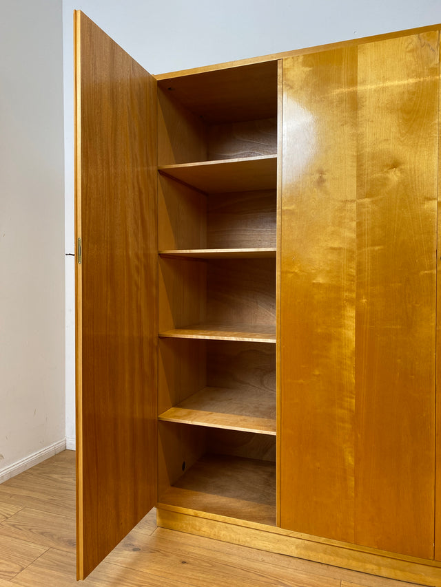 WMK I Minimalistischer heller 60er Jahre Kleiderschrank mit sehr guter Aufteilung