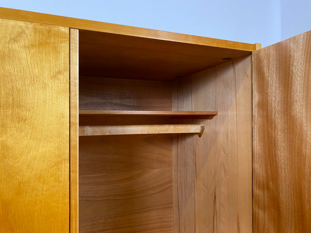WMK I Minimalistischer heller 60er Jahre Kleiderschrank mit sehr guter Aufteilung