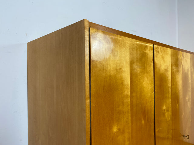WMK I Minimalistischer heller 60er Jahre Kleiderschrank mit sehr guter Aufteilung