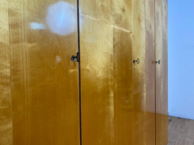 WMK I Minimalistischer heller 60er Jahre Kleiderschrank mit sehr guter Aufteilung